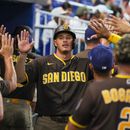 El dominicano Manny Machado, de los Padres de San Diego, festeja en la cueva tras anotar en un sencillo de Ty France ante los Marlins de Miami, el sábado 25 de julio de 2026 (AP Foto/David Santiago)