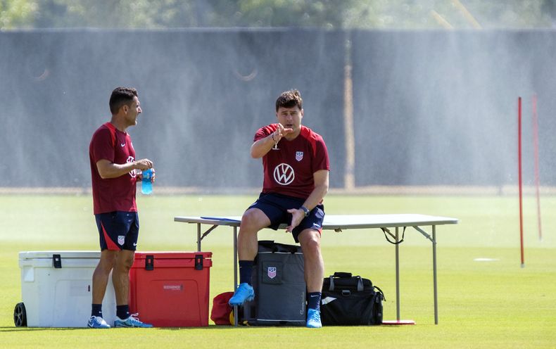 El entrenador de los Estados Unidos Mauricio Pochettino y su asistente Jesús Pérez esperan al equipo antes del entrenamiento el viernes 11 de octubre del 2024. (AP Foto/Rodolfo Gonzalez)