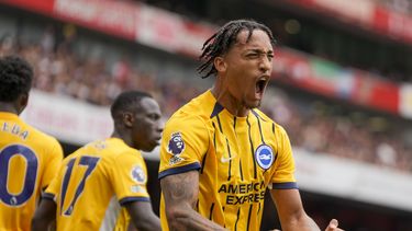 Joao Pedro del Brighton celebra tras anotar en el encuentro ante el Arsenal de la Liga Premier el sábado 31 de agosto del 2024 en el Emirates Stadium en Londres. (AP Foto/Alastair Grant)