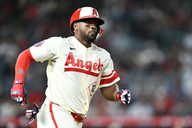 El cubano Jorge Soler, de los Angelinos de Los Ángeles, corre luego de batear un triple ante los Rockies de Colorado, el lunes 1 de junio de 2026 (AP Foto/William Liang)