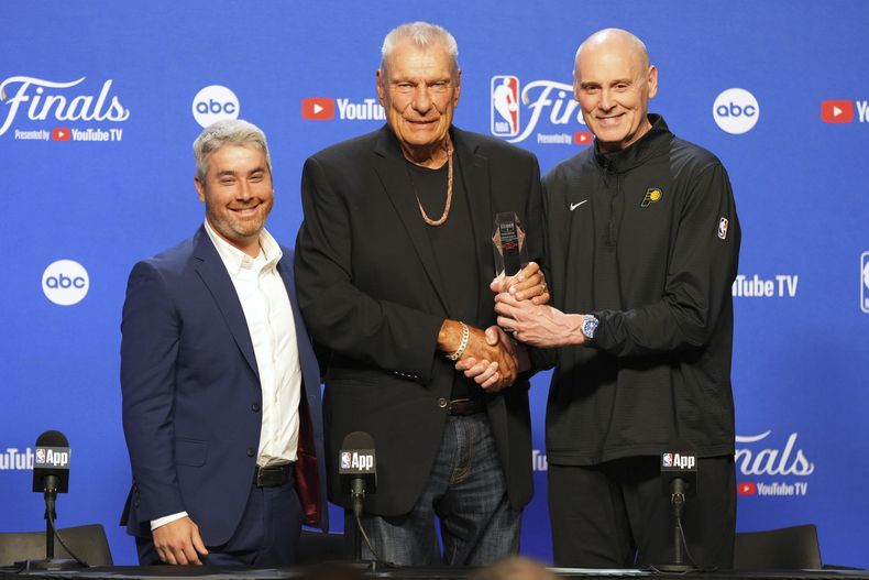 El galardonado con el premio Chuck Daly por trayectoria, Don Nelson, centro, posa con David Fogel, izquierda, directivo de la NBA, y el head coach de los Pacers de Indiana, Rick Carlisle, derecha, durante la conferencia de prensa previa al segundo juego de las Finales de la NBA entre los Pacers de Indiana y el Thunder de Oklahoma City, el domingo 8 de junio de 2025, en Oklahoma City. (AP Foto/Kyle Phillips)