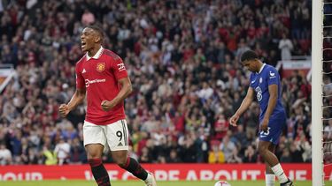 Anthony Martial, del Manchester United, festeja tras anotar el segundo tanto de su club ante Chelsea, en un duelo de la Liga Premier, disputado el jueves 25 de mayo de 2023 (AP Foto/Dave Thompson)
