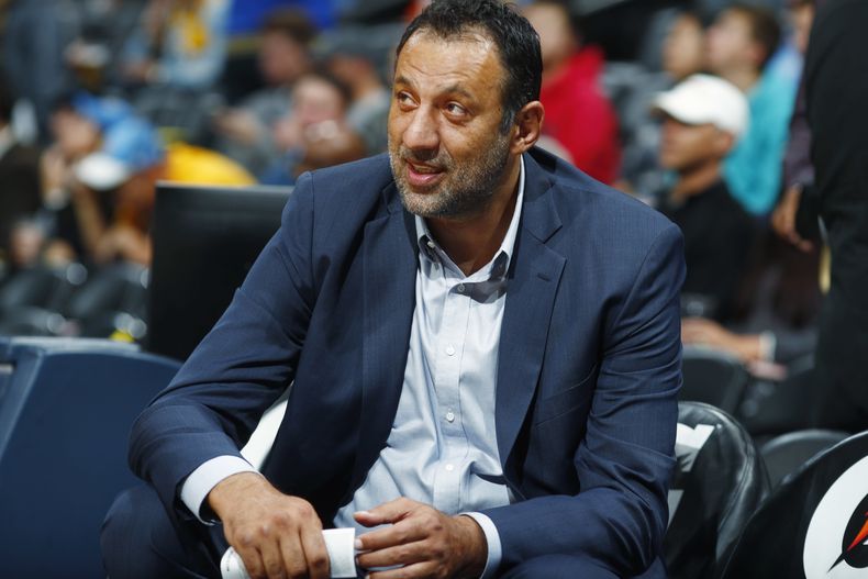 ARCHIVO - FFoot del 21 de octubre del 2017, el gerente general de los Kings de Sacramento Vlade Divac en la banca del equipo antes del duelo ante losk Nuggets d Denver. (AP Foto/David Zalubowski, Archivo)