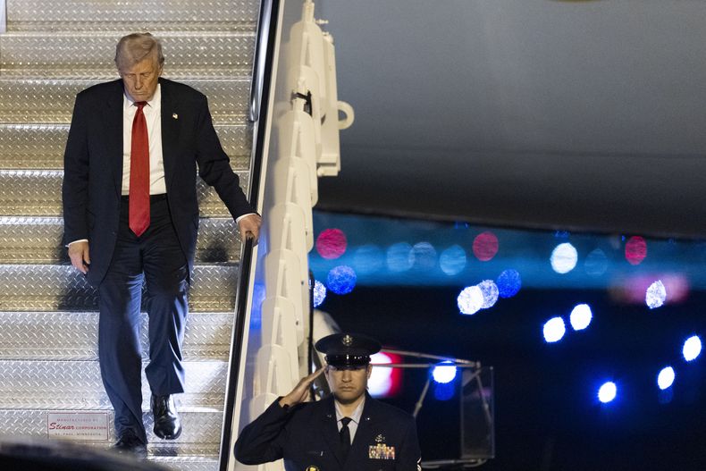 El presidente estadounidense Donald Trump desciende del avión presidencial tras llegar al Aeropuerto Internacional de Palm Beach, en West Palm Beach, Florida, el viernes 14 de marzo de 2025. (AP Foto/Manuel Balce Ceneta)
