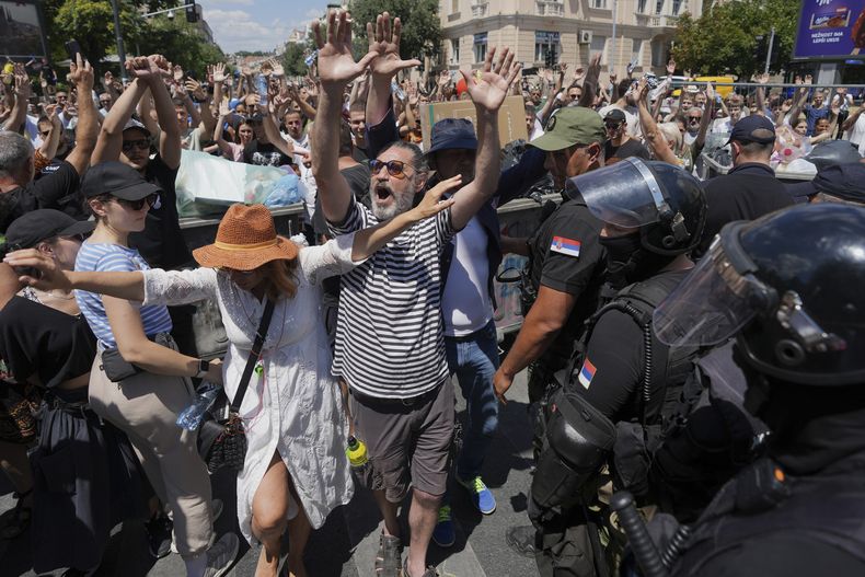 Escena de la protesta contra el gobierno serbio en Belgrado el 30 de junio del 2025. (AP foto/Darko Vojinovic)