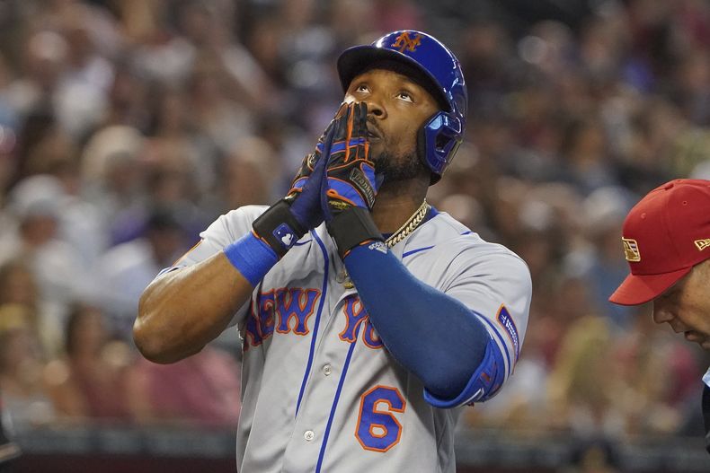 Starling Marte de los Mets de Nueva York observa al cielo tras batear un jonrón de tres carreras en la cuarta entrada frente a los Diamondbacks de Arizona el martes 4 de julio del 2023. (AP Foto/Darryl Webb)