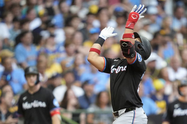 Heriberto Hernández de los Marlins de Miami hace un gesto mientras recorre las bases tras su jonrón de tres carreras en la quinta entrada ante los Cerveceros de Milwaukee el sábado 26 de julio del 2025. (AP Foto/Aaron Gash)