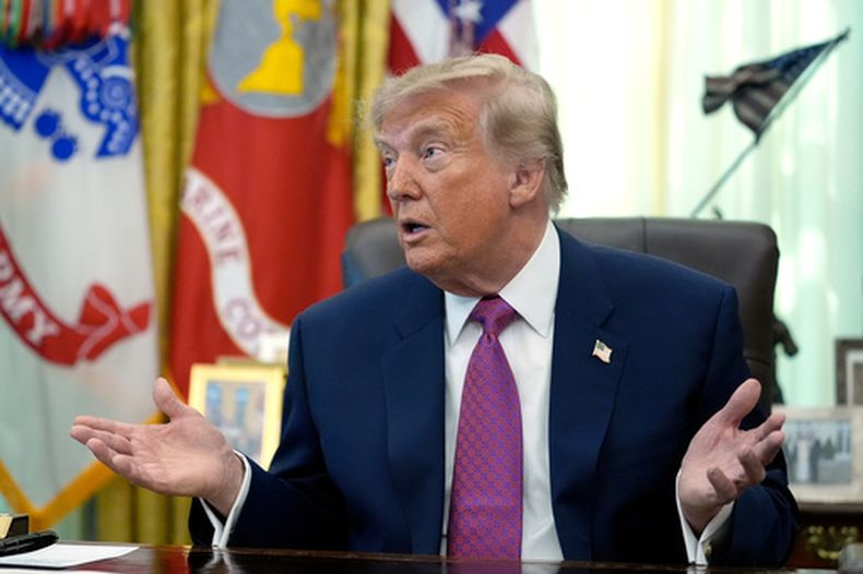 El presidente de Estados Unidos, Donald Trump, habla en el Despacho Oval de la Casa Blanca, el jueves 27 de agosto de 2026, en Washington. (AP Foto/Manuel Balce Ceneta)