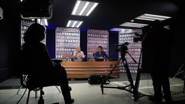 Jorge Luis González, exdirector del periódico independiente Tribuna -a la izquierda-, y el periodista Lorenzo Chim Caamal conducen el programa Expediente en Campeche, México, el jueves 17 de septiembre de 2026. (AP Foto/Martín Zetina)