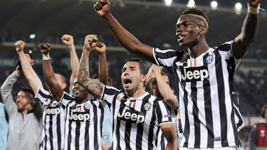 americateve | Carlos Tevez (segundo desde la derecha) y varios compa&ntilde;eros festejan el pase de Juventus a los cuartos de final de la Liga Europa el 20 de marzo del 2014 en Florencia, tras ganarle 1-0 a Fiorentina. Juventus enfrentar&aacute; a Lyon en la pr&oacute