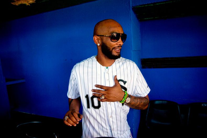 ARCHIVO - Alexei Ramírez, ex jugador de los Medias Blancas de Chicago, charla con otros jugadores, previo a una clínica de béisbol, el miércoles 16 de diciembre de 2025, en La Habana. (AP Foto/Ramón Espinosa)