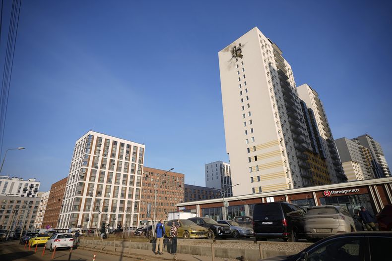 Esta imagen muestra la fachada de un edificio de apartamentos donde cayó un dron ucraniano derribado, en Sapronovo, una localidad a las afueras de Moscú, Rusia, el 11 de marzo de 2025. (AP Foto)