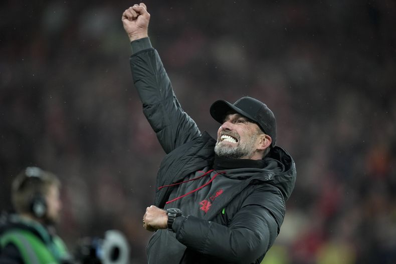 El técnico de Liverpool Jurgen Klopp celebra tras la victoria de su equipo ante Chelsea en la final de la Copa de la Liga inglesa, el domingo 25 de febrero de 2024. (AP Foto/Alastair Grant)
