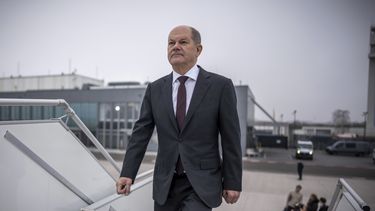 El canciller alemán Olaf Scholz aborda un avión en el sector militar del aeropuerto Berlín Brandemburgo para volar a Estados Unidos, jueves 8 de febrero de 2024. (Michael Kappeler/dpa via AP)