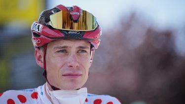 El danés Jonas Vingegaard porta el maillot al mejor en ascensos al inicio de la novena etapa del Tour de Francia en Malemort el domingo 12 de julio del 2026. (AP Foto/Mosaab Elshamy)