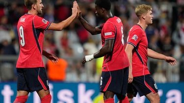 Harry Kane celebra con su compañero de la selección inglesa Marc Guehi su quinto gol en el encuentro ante Croacia en la Liga de Naciones el sábado 3 de octubre del 2026. (AP Foto/Darko Bandic)