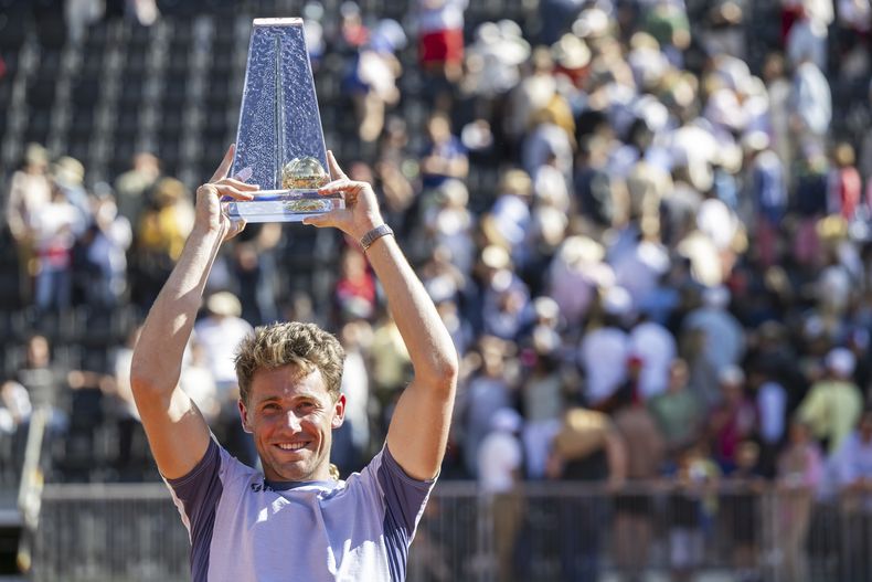 El noruego Casper Ruud sostiene el trofeo de campeón del Abierto de Ginebra tras ganar la final ante el checo Toma Machac el sábado 25 de mayo del 2024. (Martial Trezzini/Keystone via AP)