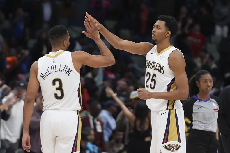 CJ McCollum, de los Pelicans de Nueva Orleáns, festeja con el base Trey Murphy III tras la victoria sobre los Mavericks de Dallas, el miércoles 15 de enero de 2025 (AP Foto/Gerald Herbert)
