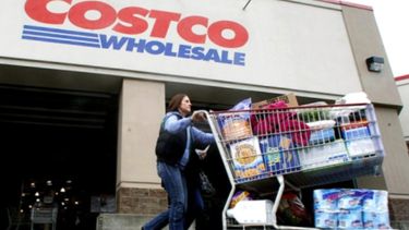 costco aumenta su salario minimo a $17 la hora por encima de amazon, target, walmart