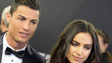 americateve | Crisitano Ronaldo y su esposa, la modelo rusa Irina Shayk, durante la ceremonia en que el portugu&eacute;s recibi&oacute; el Bal&oacute;n de Oro al Jugador del A&ntilde;o de la FIFA el 13 de enero del 2014 en Zurich. (AP Photo/Keystone,Walter Bieri)