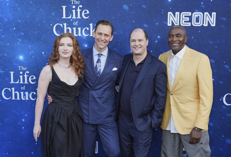 Mike Flanagan, segundo desde la derecha, guionista y director de The Life of Chuck, posa con los miembros del elenco, de izquierda a derecha, Annalise Basso, Tom Hiddleston y Carl Lumbly en el estreno de la película el lunes 2 de junio de 2025, en el Hollywood Legion Theater en Los Ángeles. (Foto AP/Chris Pizzello)