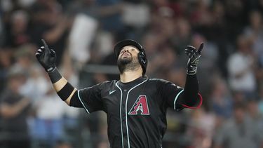 El venezolano Eugenio Suárez, de los Diamondbacks de Arizona, mira al cielo tras conectar un grand slam frente a los Marineros de Seattle, el miércoles 11 de junio de 2025 (AP Foto/Ross D. Franklin)