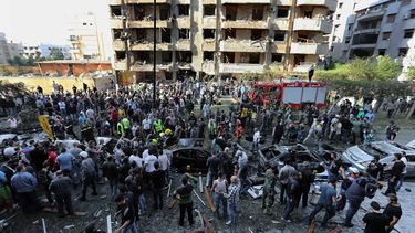 americateve | Personas reunidas cerca del lugar donde ocurrieron dos explosiones cerca de la embajada iran&iacute; en Beirut, L&iacute;bano, en una fotograf&iacute;a de archivo del 19 de noviembre de 2013. Un hombre arrestado en L&iacute;bano fue identificado como Maji