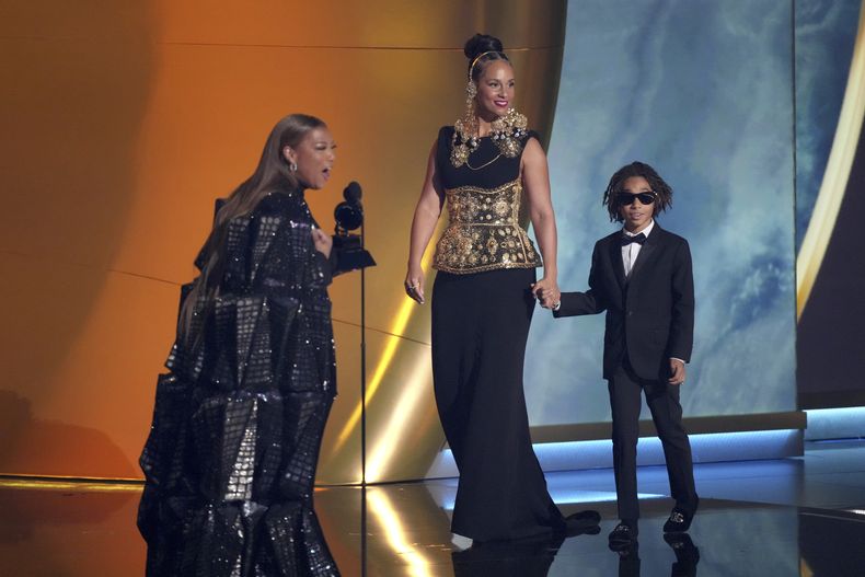 Queen Latifah, a la izquierda, entrega el premio Dr. Dre Global Impact a Alicia Keys durante la 67ª entrega anual de los Grammy el domingo 2 de febrero de 2025 en Los Ángeles. Génesis Ali Dean mira desde la derecha. (Foto AP/Chris Pizzello)