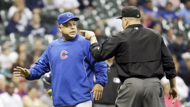 americateve | El manager de los Cachorros de Chicago, Rick Renteria, izquierda, discute con un umpire en un partido el 26 de septiembre de 2014 en Milwaukee. Renteria fue despedido el 31 de octubre de 2014. (AP Photo/Morry Gash, File)