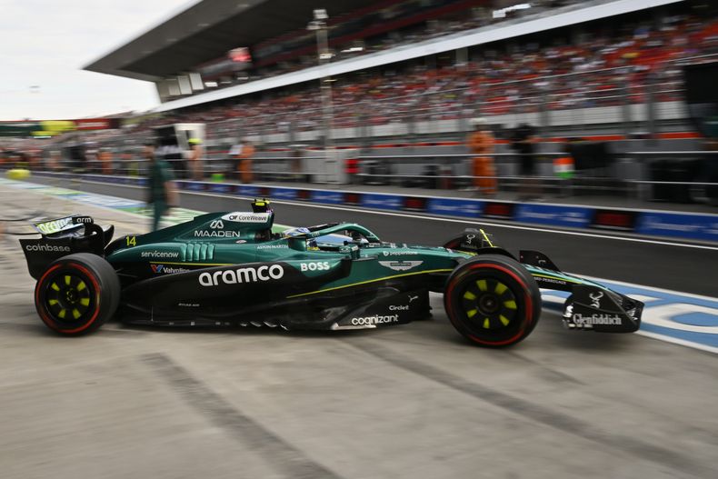 El piloto de Aston Martin, Fernando Alonso de España, saca su coche del garaje durante la segunda práctica libre en el circuito de Hungaroring en Mogyorod, Hungría, el viernes 1 de agosto de 2025, antes del Gran Premio de Hungría de Fórmula Uno. (AP Photo/Denes Erdos)