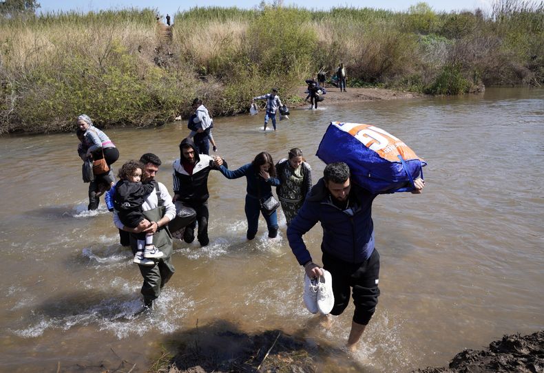 Familias sirias huyeron de los enfrentamientos en Siria en la frontera con el norte de Líbano, el martes 11 de marzo de 2025. (AP Foto/Hussein Malla)