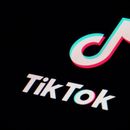 El icono de TikTok en la pantalla de un smartphone, el 28 de febrero de 2023, en Marple Township, Pensilvania. (AP Foto/Matt Slocum, Archivo)
