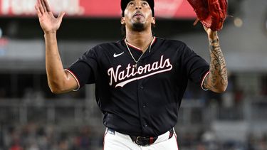 El dominicano Yovanny Cruz, relevista de los Nacionales de Washington, celebra un doble play que cerró la séptima entrada ante los Rojos de Cincinnati, el viernes 7 de agosto de 2026 (AP foto/John McDonnell)