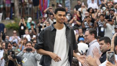 Victor Wembanyama, seleccionado por los Spurs de San Antonio en el Draft de la NBA, llega a un evento para conocer a los jugadores novatos en San Antonio, el sábado 24 de junio de 2023. (AP Foto/Eric Gay)