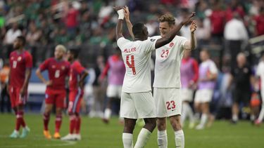 Kamal Miller, de Canadá, festeja con su compañero Scott Kennedy, tras vencer a Panamá en las semifinales de la Liga de Naciones de la CONCACAF, el jueves 15 de junio de 2023, en Las Vegas (AP Foto/John Locher)