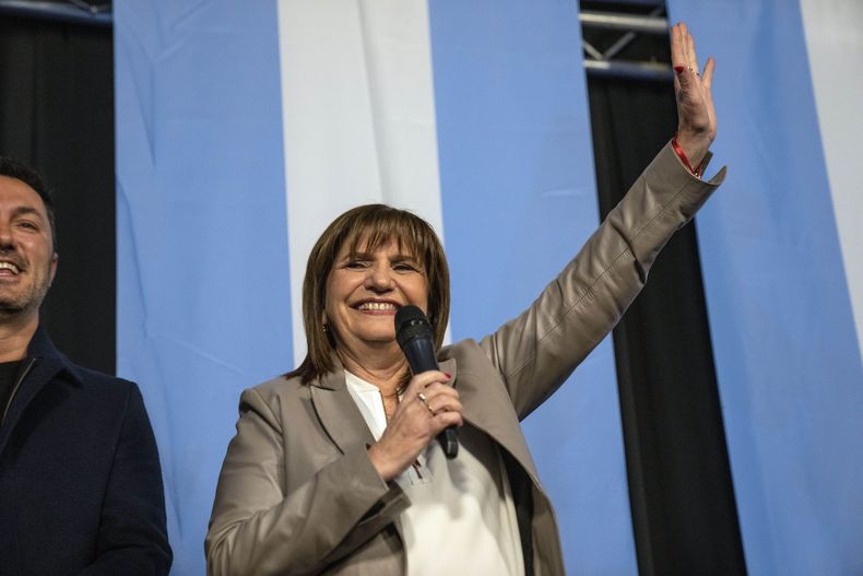 La aspirante a la presidencia Patricia Bullrich, de la coalición Juntos por el Cambio, hace campaña en Buenos Aires, Argentina, el lunes 7 de agosto de 2023. Las elecciones primarias para todos los partidos en Argentina están programadas para el 13 de agosto. (AP Foto/Rodrigo Abd)