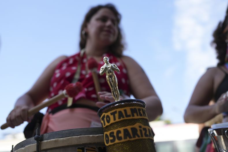 Una estatuilla similar a los Premios Oscar es exhibida en un tambor durante una fiesta previa al carnaval a manera de tributo para la actriz brasileña Fernanda Torres, en Río de Janeiro, el domingo 23 de febrero de 2025. (AP Foto/Silvia Izquierdo)