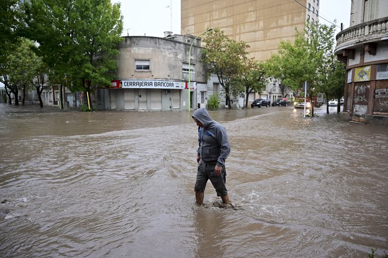 Una persona camina por una calle inundada después de una tormenta en Bahía Blanca, Argentina, el viernes 7 de marzo de 2025. (AP Foto/Juan Sebastián Lobos)