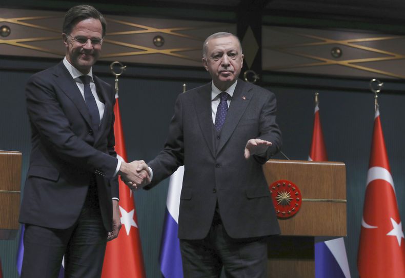 El presidente turco, Recep Tayyip Erdogan, derecha, y el primer ministro holandés, Mark Rutte, se dan la mano al final de una conferencia de prensa conjunta, en Ankara, Turquía, el martes 22 de marzo de 2022. (Foto AP/Burhan Ozbilici, Archivo)