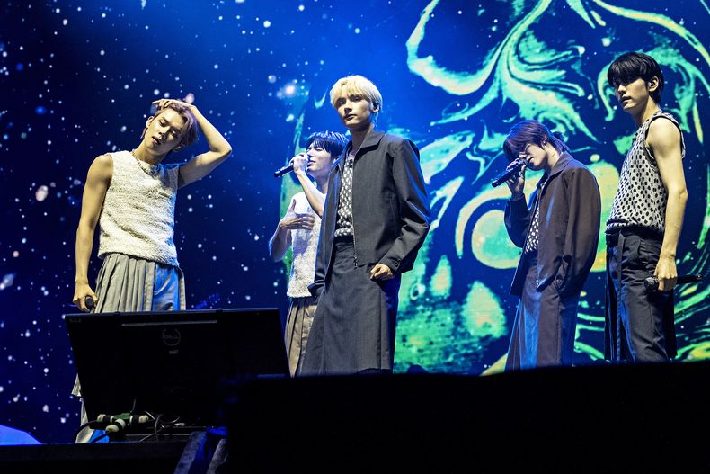 ARCHIVO - Yeonjun, de izquierda a derecha, Taehyun, HueningKai, Beomgyu, y Soobin de Tomorrow X Together durante su presentación en el festival Lollapalooza en Chicago el 5 de agosto de 2023. El más reciente álbum de la banda The Name Chapter: Freefall fue lanzado el viernes. (Foto Amy Harris/Invision/AP, archivo)