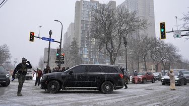 Activistas confrontan a un grupo de agentes del Servicio de Inmigración y Control de Aduanas en el barrio mayoritariamente somalí de Cedar-Riverside, en Minneapolis, el martes 9 de diciembre de 2025. (AP Foto/Mark Vancleave)