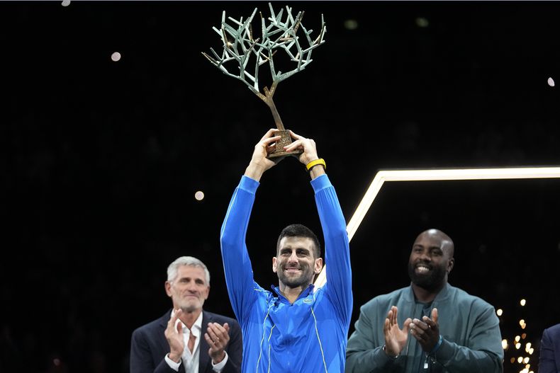 El serbio Novak Djokovic sostiene el trofeo de campeón tras ganar la final del Masters de París al superar al búlgaro Grigor Dimitrov el domingo 5 de noviembre del 2023. (AP Foto/Michel Euler)