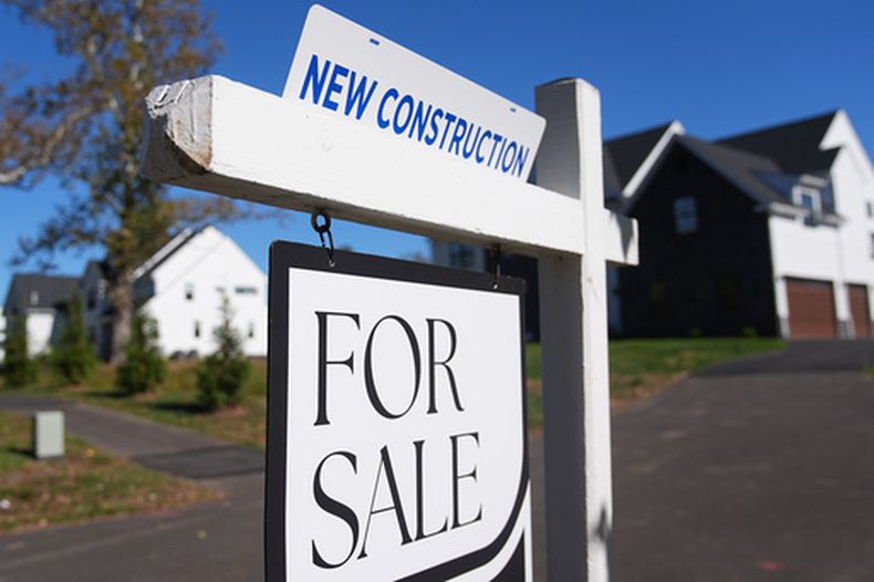 Un letrero de venta en una casa recién construida, el 16 de octubre de 2025, en Ambler, Pensilvania. (AP Foto/Matt Rourke, Archivo)