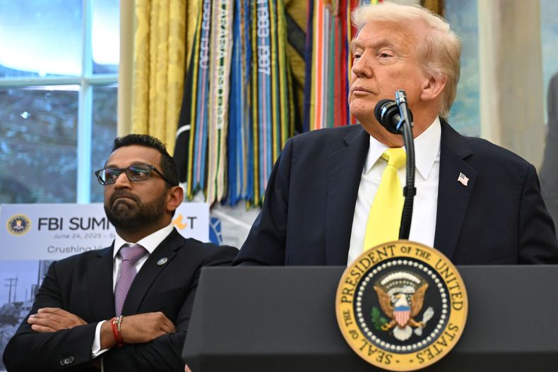 El presidente estadounidense Donald Trump escucha la pregunta de un periodista durante un evento en la Oficina Oval de la Casa Blanca, el miércoles 15 de octubre de 2025, en Washington, mientras el director del FBI, Kash Patel, escucha. (Foto AP/John McDonnell)