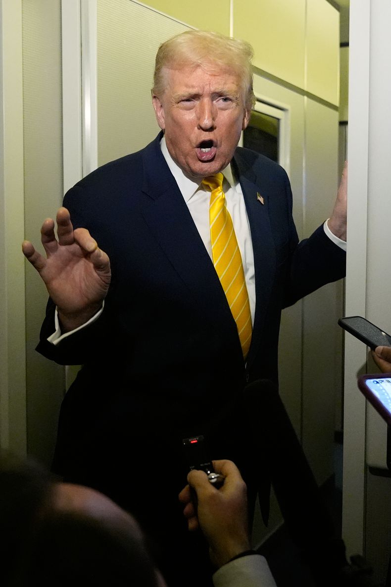 El presidente de EEUU, Donald Trump, habla con periodistas en el avión presidencial Air Force One de camino a su finca Mar-a-Lago en Palm Beach, Florida, el viernes 14 de noviembre de 2025. (AP Foto/Manuel Balce Ceneta)