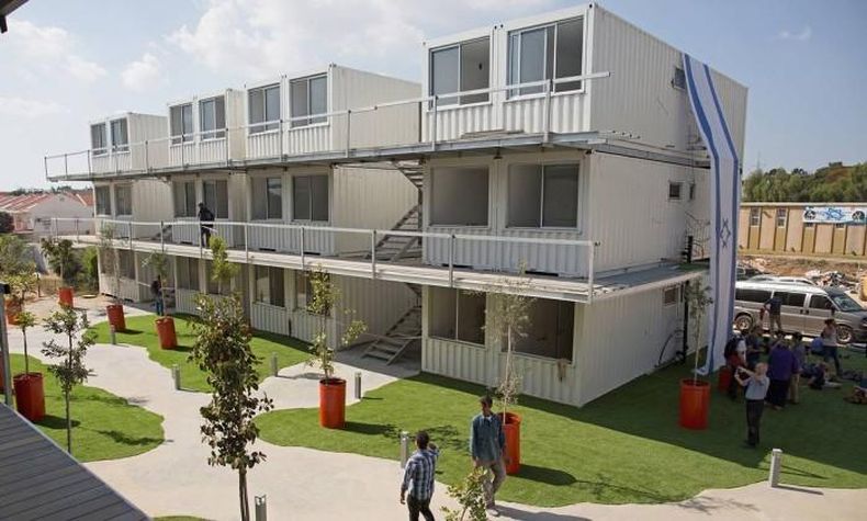 En Sederot, ubicada en la región del Negev Occidental, se construyó una villa estudiantil con viejos contenedores que estaban abandonados en los puertos.