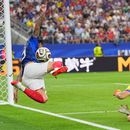 Unai Simón, arquero de España, realiza una atajada ante Theo Hernández, de Francia, en la semifinal mundialista disputada el martes 14 de julio de 2026 en Arlington, Texas (AP Foto/Julio Cortez)