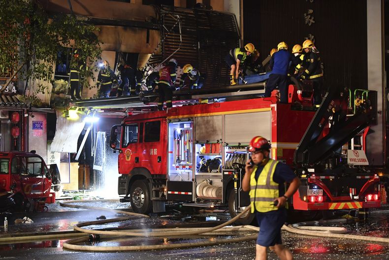 En esta imagen distribuida por la agencia noticiosa Xinhua, bomberos trabajan en el escenario de una explosión en un restaurante, en Yinchuan, en la región autónoma noroccidental de Ningxia Hui, en China, el 21 de junio de 2023. (Wang Peng/Xinhua vía AP)