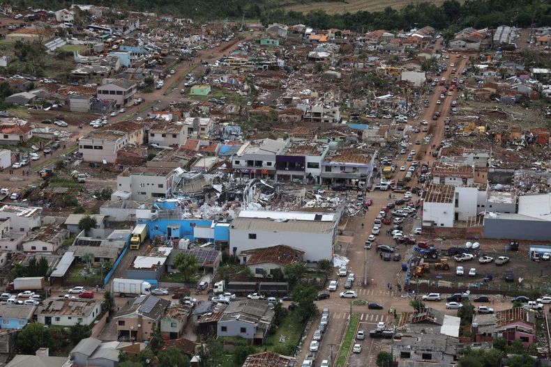 Foto entregada por el gobierno del estado de Paraná que muestra los efectos del tornado en Rio Bonito do Iguacu, estado de Paraná, Brasil, el 8 de noviembre del 2025. (Jonathan Campos/Gobierno de Paraná via AP)