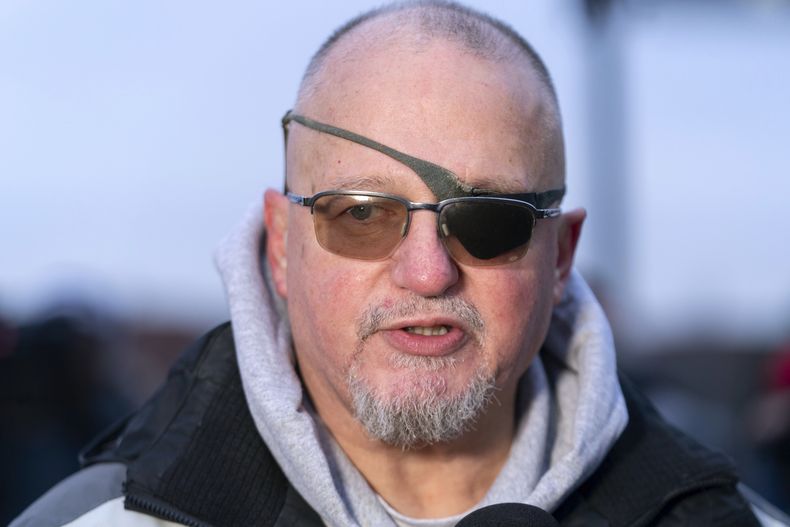 El simpatizante del presidente Donald Trump y fundador de Oath Keepers, Stewart Rhodes, condenado por acusaciones relacionadas con los disturbios del 6 de enero de 2021 en el Capitolio, habla con reporteros fuera de la Instalación Central de Detención del Distrito de Columbia tras ser liberado de una prisión en Maryland, en Washington, el martes 21 de enero de 2025. (AP Foto/Jose Luis Magana)